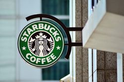 Starbucks treo thưởng 50 triệu USD cho CEO