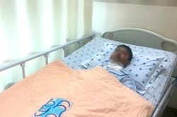 Cha bỏ điều trị ung thư để dành tiền chữa bệnh cho con