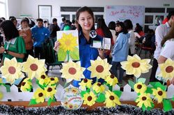 Sinh viên gây quỹ xây tủ sách tặng bệnh nhi ung thư