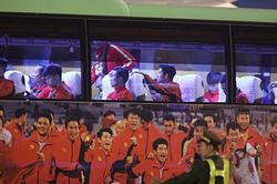 Đoàn xe đón các nhà vô địch SEA Games rời Nội Bài, CĐV hò hét vang trời