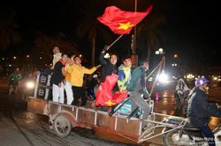 Muôn kiểu xe xuống đường 'đi bão' mừng chiến thắng của đội tuyển U22 Việt Nam