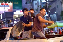 Muôn vàn kiểu ăn mừng 'độc lạ' của cổ động viên TP Hồ Chí Minh