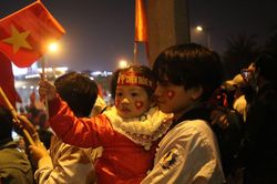 Các tuyển thủ trở về trong sự đón chào nồng nhiệt của người hâm mộ