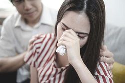 Thấy vợ ngày càng gầy gò, chồng tôi về sớm một bữa để tìm hiểu, vừa thấy mâm cơm mẹ để dành liền kéo tôi ra khỏi nhà ngay lập tức