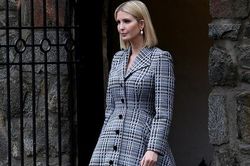 Ái nữ nhà Trump diện áo khoác váy 2.300 USD đi làm