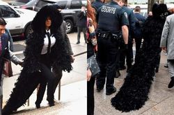 Cardi B gây sốc với áo khoác lông xù 3m quét đất đi hầu tòa