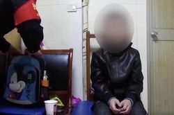 Không làm bài tập về nhà, cậu bé bị cha ép quỳ gối xin ăn ở nhà ga khiến dân tình bức xúc