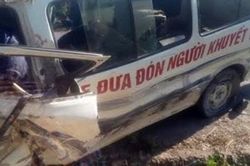 Xe của đoàn Nghệ thuật tình thương đâm vào taluy, 5 người thương vong