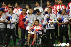 Evan Dimas rơi nước mắt ngồi xe lăn, HLV Park Hang Seo, Văn Hậu đến an ủi