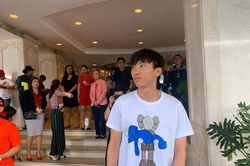 Văn Hậu buồn rười rượi tiễn đồng đội về nước trước khi đáp máy bay thẳng sang Hà Lan