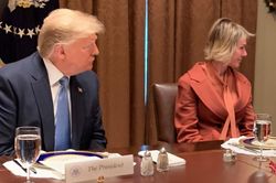 Lọ muối tiêu ngoại cỡ, cách thể hiện quyền lực đặc biệt của Tổng thống Trump