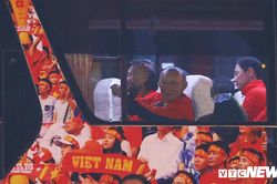 Chuyến chuyên cơ lịch sử hạ cánh, bóng đá Việt Nam mang vinh quang SEA Games 30 trở về