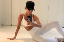 Victoria Beckham khoe hình thể ở tuổi 45