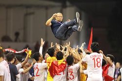 Bóng đá Việt Nam và ngày vui còn dài