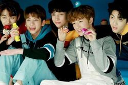 'Đàn em BTS': TXT nhiều lần 'đốn tim' fan với dáng vẻ cực 'cute'