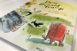 Truyện tranh về ông Trump trên bàn của Thủ tướng New Zealand