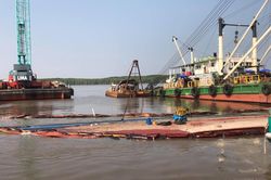 Tìm kiếm 2 người mất tích khi trục vớt tàu 8.000 tấn gặp khó khăn do thủy triều