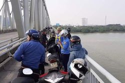 Người đàn ông để lại xe máy nghi nhảy cầu tự tử sau khi ly hôn