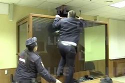 Clip kẻ giết người 'vượt ngục' ngay trước mặt cảnh sát