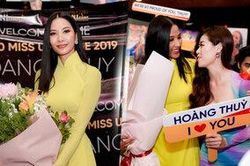 Trở về từ Miss Universe, Hoàng Thùy diện áo dài vàng rạng rỡ ôm chầm hoa hậu Khánh Vân