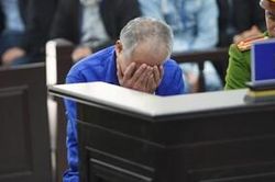 Kẻ thảm sát cả gia đình em trai ở Đan Phượng liên tục gạt nước mắt khi Kiểm sát viên đọc cáo trạng