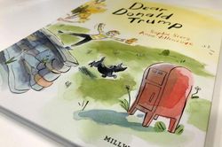 Cuốn truyện tranh về Tổng thống Trump trên bàn Thủ tướng New Zealand