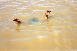 Thuyền cá chìm sau va chạm với tàu hút cát, bé trai 2 tuổi thiệt mạng thương tâm