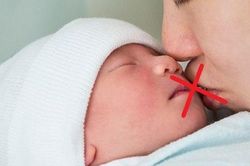 Sự thật về 'lời nguyền': 'Ôm hôn có thể khiến trẻ tử vong'