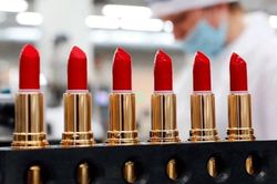 Trên các hàng mẫu mỹ phẩm có nhiều vi khuẩn gây bệnh nguy hiểm cho sức khỏe