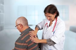 Đừng coi thường khi đau lưng, bởi có thể là dấu hiệu của ung thư phổi