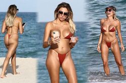 'Đỏ mặt' nhìn Khloe Terae sexy với áo tắm 2 mảnh nhỏ xíu