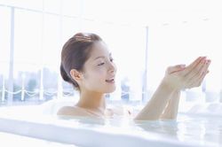 Những thói quen hay làm trong nhà tắm 'giết' sức khỏe nhanh không ngờ