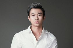 Hồ Việt Trung bị giật mất túi xách đựng cả trăm triệu