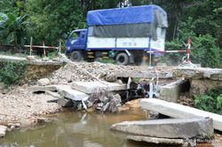 Nghệ An: Tràn liên hợp sạt lở nặng, xe trọng tải lớn bất chấp lưu thông