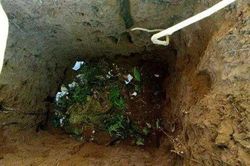 Phẫn nộ người mẹ trẻ ném con sơ sinh xuống hố phân