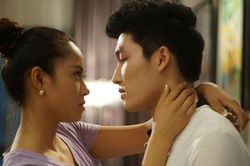 Hừng hực 'tân hôn' sau nhiều năm xa cách, vợ bẽ bàng thấy điều lạ