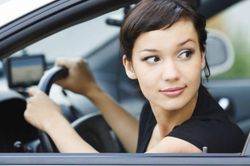 Cách lên xe và xuống xe ô tô an toàn không đơn giản như thường nghĩ