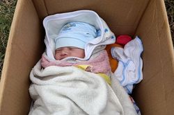 Phát hiện bé gái sơ sinh bị bỏ rơi bên vệ đường kèm lời nhắn: 'Hoàn cảnh tôi không nuôi được cháu, ai nhặt được xin nuôi cháu và chăm sóc giúp'