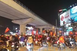 Cổ động viên Việt Nam đổ ra đường ăn mừng Huy chương vàng Sea Games 30