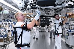Audi phát triển khung xương trợ lực dành cho kĩ sư lắp ráp, không còn là công nghệ viễn tưởng