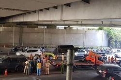 Tự tông ở hầm Thủ Thiêm, tài xế vứt xe chở thuốc lá lậu bỏ chạy