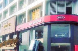 Nhân viên showroom lao ô tô từ cửa sổ tầng 2 xuống đất