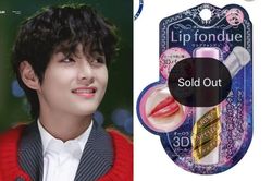 V (BTS) dùng son dưỡng tại lễ trao giải, fan mua nhiều đến cháy hàng