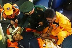 Kịp thời cứu thuyền viên tàu cá bị nạn trên biển