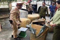 Vận chuyển hàng 'lậu', tài xế tăng ga bỏ chạy khi thấy lực lượng chức năng