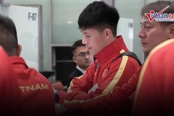 U23 Việt Nam đổ bộ Nội Bài giữa đêm, theo thầy Park 'về nước'