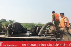 Phát hiện 2 sà lan khai thác cát trái phép trên sông Lam