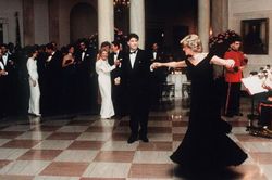 Chiếc váy Travolta nổi tiếng của công nương Diana được bán với giá 6.84 tỷ VNĐ