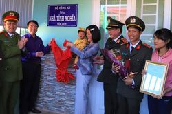 Thứ trưởng Bộ Công an Nguyễn Văn Thành trao nhà tình nghĩa cho cán bộ công an có hoàn cảnh khó khăn