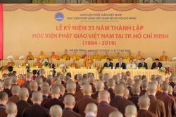 Người kể chuyện thiêng